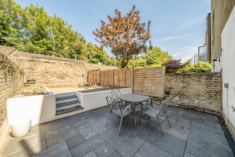 Floyd Road, London, SE7 2 bed apartment for sale