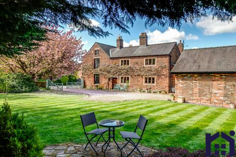 Leyland Lane, Leyland, PR25 1LA 5 bed farm house for sale
