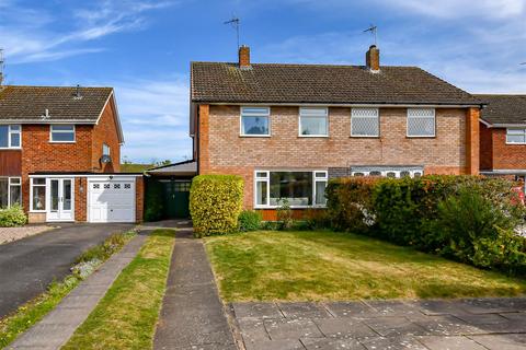 34 Rennison Drive, Wombourne... 3 bed semi