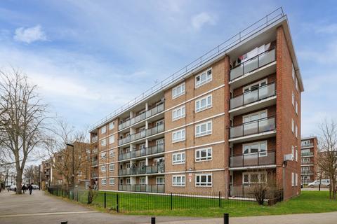 Barclay Close, Fulham, London 3 bed flat for sale