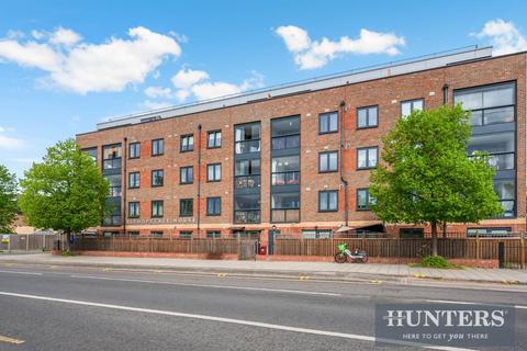 Staines Road, Hounslow 2 bed flat for sale
