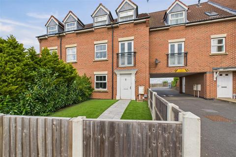 Dale Crescent, Fernwood, Newark 4 bed townhouse for sale