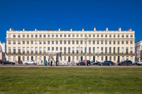 Brunswick Terrace, Hove, BN3 2 bed flat for sale