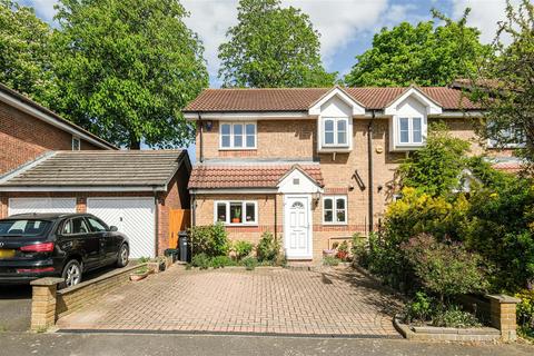 Fieldhouse Close, South Woodford 3 bed property for sale