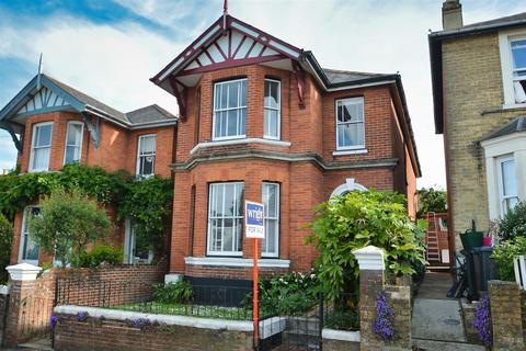 CENTRAL RYDE 3 bed detached house for sale