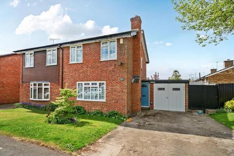 Oakley,  Buckinghamshire /... 3 bed semi