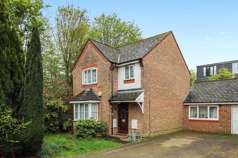 Earl Close, London 3 bed detached house for sale