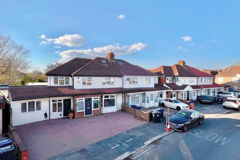 Costons Avenue, Greenford, UB6 6 bed semi