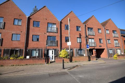 Vicarage Hill, Alton, Hampshire, GU34 2 bed ground floor flat for sale