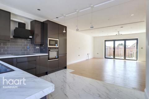 Berwick Pond Close, Rainham, RM13 9QP 3 bed semi