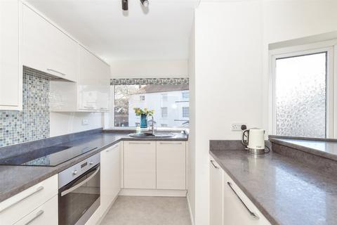 Surrey Street, Arundel, West Sussex 2 bed flat for sale