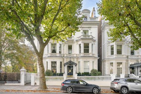 Holland Park, London 4 bed flat for sale
