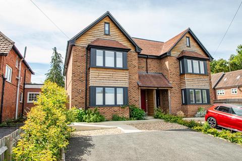 5 bedroom semi-detached house for sale