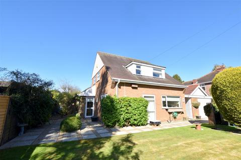 Crake Avenue, Scartho DN33 3 bed detached house for sale