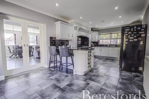 Henry Villa Close, Colchester, CO4 6 bed detached house for sale
