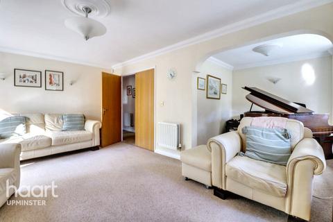 Upminster RM14 3 bed mews for sale