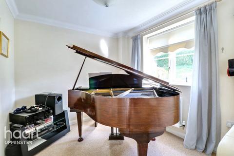 Upminster RM14 3 bed mews for sale