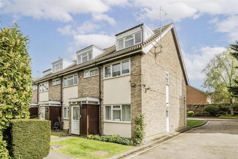 Harriet Way, Bushey WD23 2 bed flat for sale