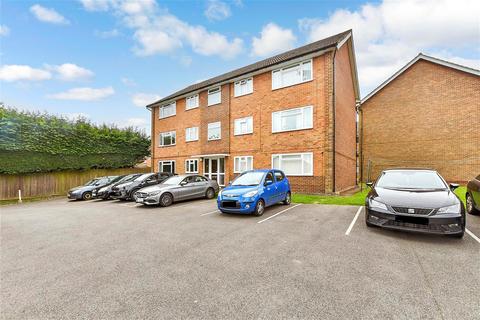 Shaw Court, Caterham CR3 2 bed ground floor flat for sale