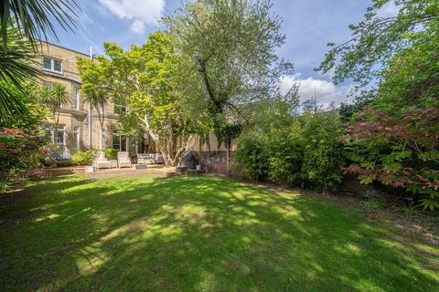 South Terrace, Surbiton KT6 2 bed flat for sale