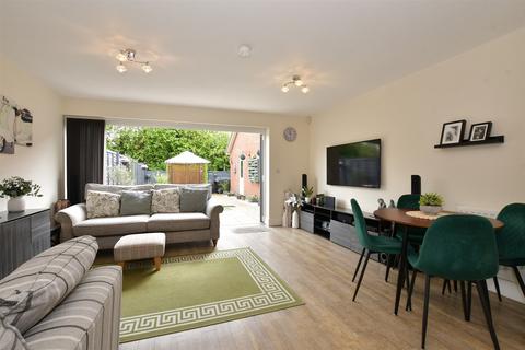 Tamworth Drive, Wickford SS11 4 bed semi