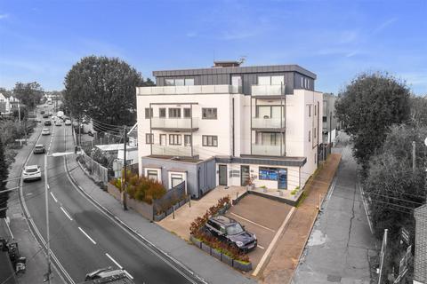 Main Road, Hockley SS5 2 bed apartment for sale