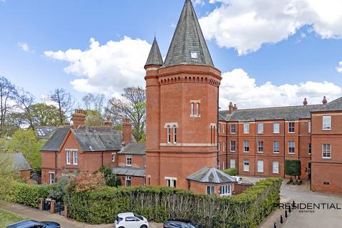 5 bedroom semi-detached house for sale