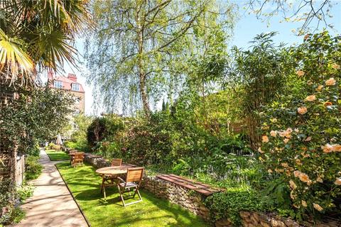 Prince of Wales Drive, London, SW11 2 bed apartment for sale