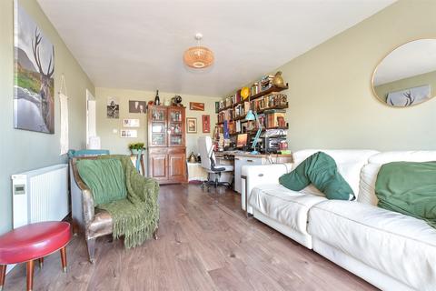 Victoria Road, Newport PO30 2 bed ground floor maisonette for sale