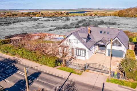 Ashingdon Road, Rochford SS4 6 bed detached house for sale