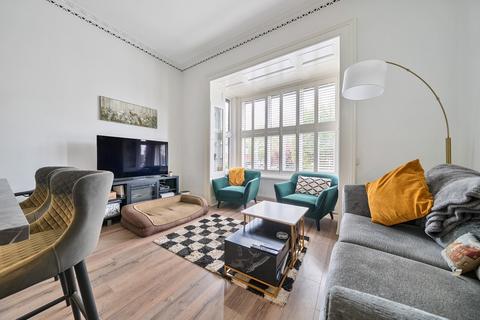 Gloucester Road, Teddington, TW11 2 bed flat for sale
