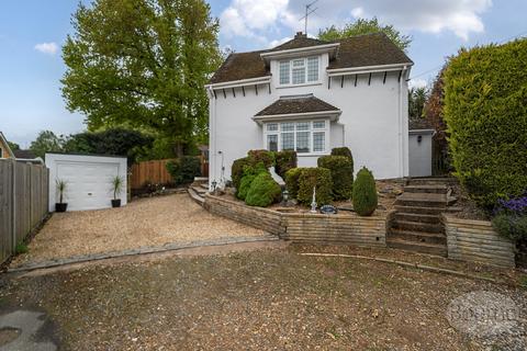 Santina Close, Farnham, Surrey, GU9 4 bed detached house for sale