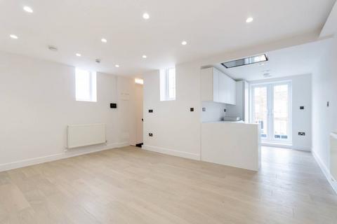 Burwood Close, Tolworth, Surbiton, KT6 1 bed flat for sale
