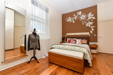 Bishopsford Road, Morden, Surrey 2 bed ground floor maisonette for sale