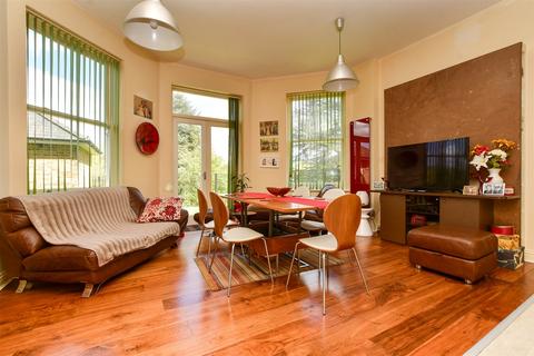 Poulter Park, Morden SM4 2 bed ground floor maisonette for sale