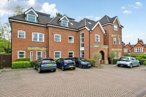 Middle Gordon Road, Camberley... 2 bed flat for sale