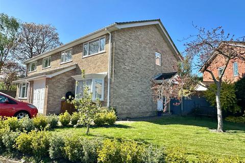 Grange Close, Everton, Lymington... 4 bed semi