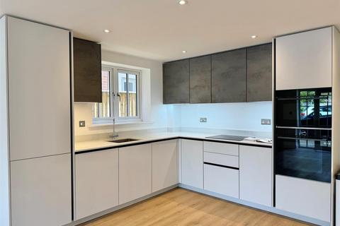 Lymington Road, Christchurch BH23 2 bed flat for sale