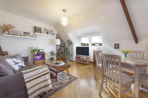 South End Close, Hampstead Heath, NW3 2 bed flat for sale