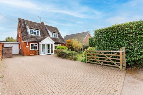 The Street, Harleston IP20 3 bed detached house for sale