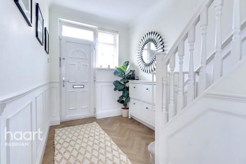 Lake Avenue, Rainham, RM13 9SE 3 bed terraced house for sale