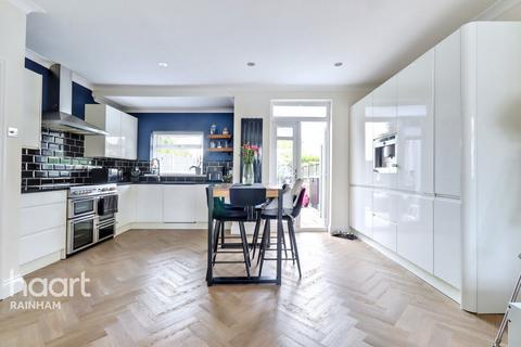 Lake Avenue, Rainham, RM13 9SE 3 bed terraced house for sale