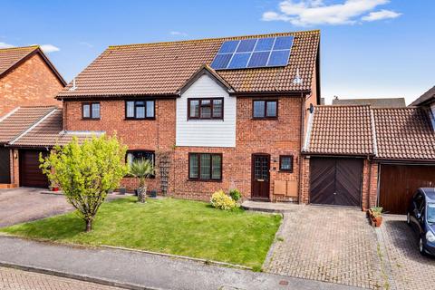 Middlemead, Folkestone, Folkestone, CT19 3 bed semi