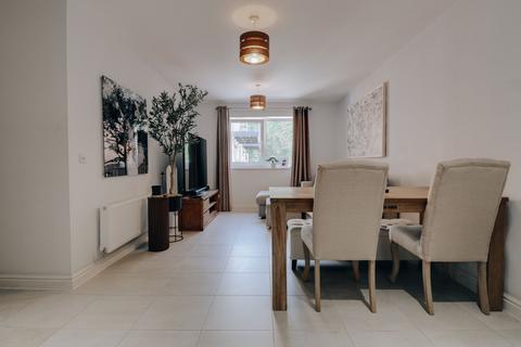 The Vale, Bushey, WD23 2 bed flat for sale