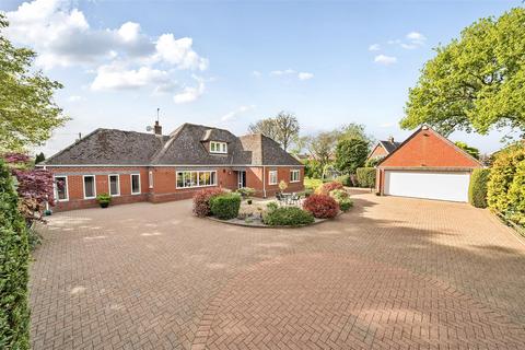 Park Lane, Telford TF6 5 bed detached house for sale
