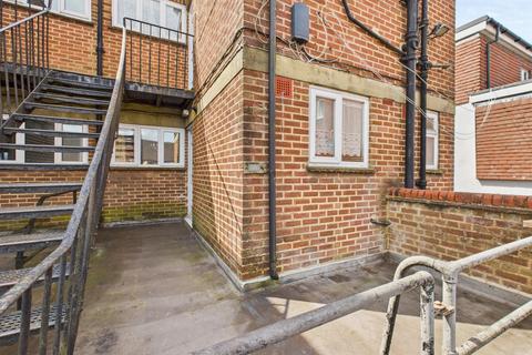 South Road, Haywards Heath, RH16 2 bed flat for sale