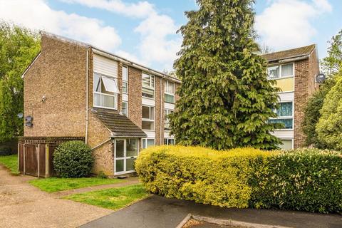 Oakley Close, Isleworth TW7 2 bed flat for sale