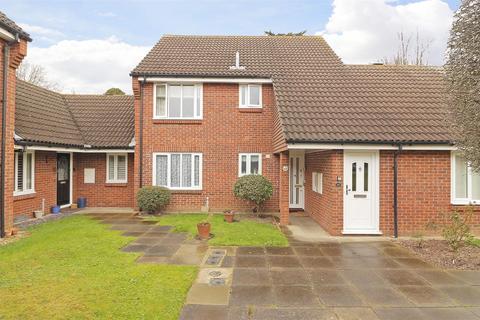Sycamore Close, London SE9 1 bed maisonette for sale