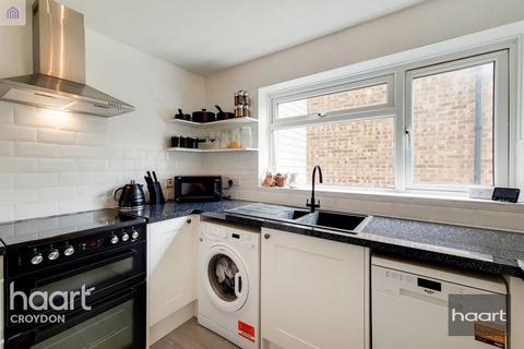 Chiswick Close, Croydon 2 bed flat for sale