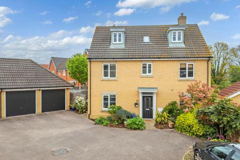 School Avenue, Basildon SS15 5 bed detached house for sale